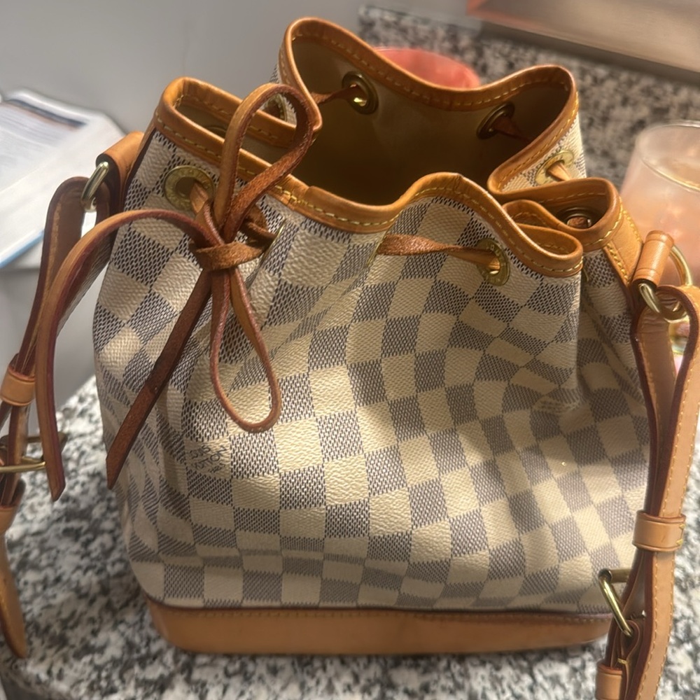 LV bucket bag - Picture 2 of 8